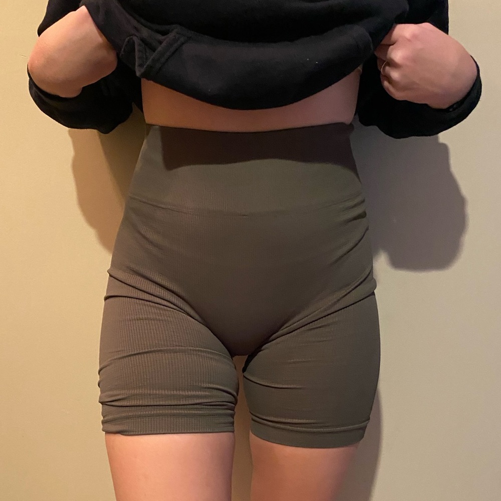 Dark green/gray avocado biker shorts S/M